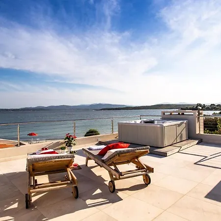 Amar 4, Emma Villa *