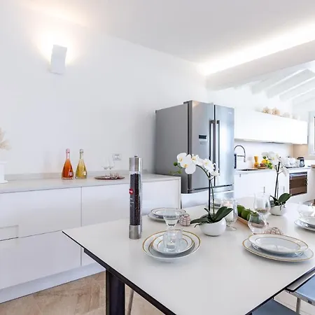 Villa Amar 4, Emma